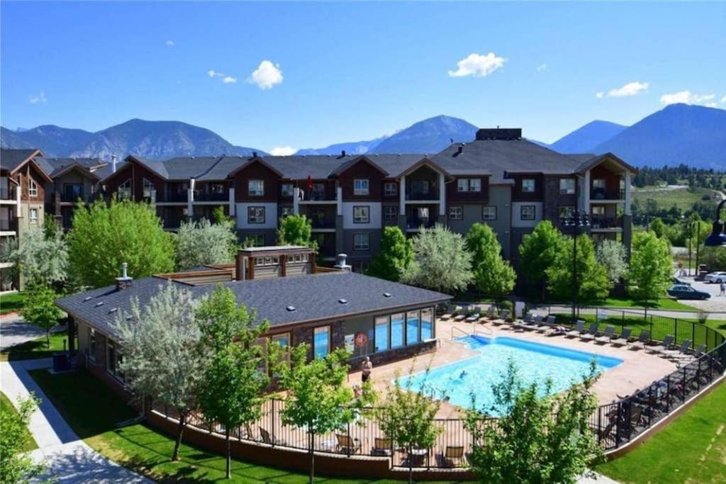 Rustic Modern 2 Bed 2 Bath With Lakeview Pool And Hot Tub Invermere Exterior foto